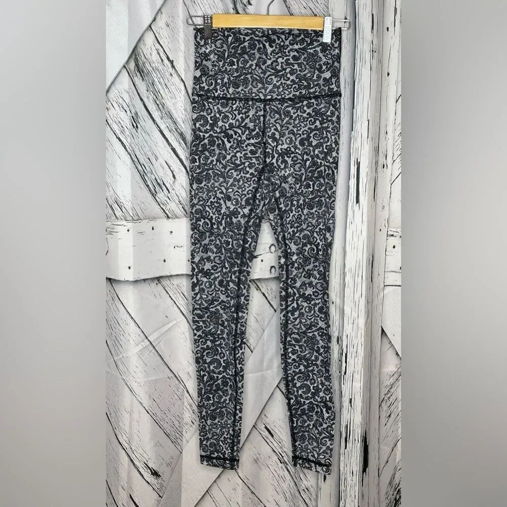Lululemon Black & White Lace Pattern Leggings Size 6